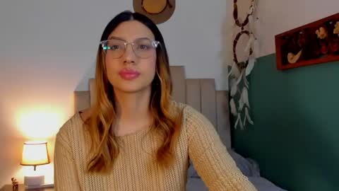 Snapshot of h3y_mia3 chatting on 07-18-26, 04:05 Paulina online show from 07-18-26, 04:05