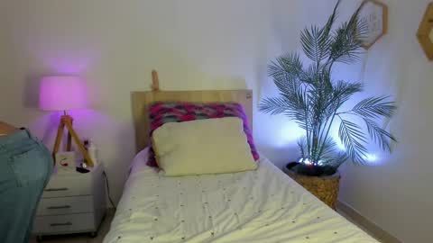 Hadid online show from 04-08-26, 09:04