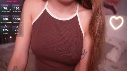 Snapshot of hadleynichols chatting on 06-16-26, 01:19 Hi Im Rebecca Glad to see you in my room PVT is open online show from 06-16-26, 01:19