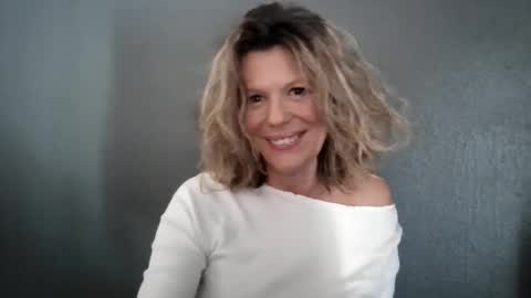Snapshot of haileys123 chatting on 06-10-26, 06:29 Hailey online show from 06-10-26, 06:29