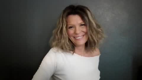 Snapshot of haileys123 chatting on 06-19-26, 04:55 Hailey online show from 06-19-26, 04:55