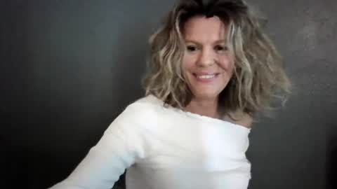 Snapshot of haileys123 chatting on 06-29-26, 04:18 Hailey online show from 06-29-26, 04:18