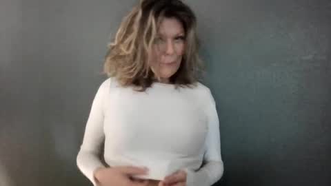 Snapshot of haileys123 chatting on 07-27-26, 04:58 Hailey online show from 07-27-26, 04:58