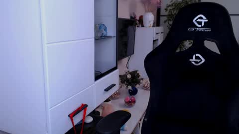 Snapshot of hairypussygranny chatting on 05-09-26, 09:03 Monika online show from 05-09-26, 09:03