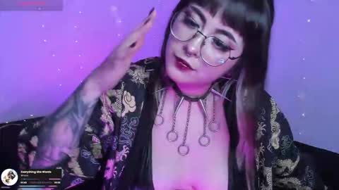Snapshot of hallucigenia_sparza chatting on 06-10-26, 11:35 Hallu online show from 06-10-26, 11:35
