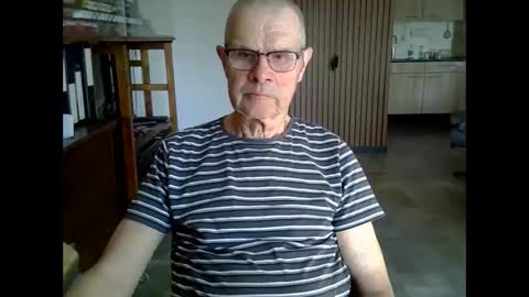 Snapshot of hamto65 chatting on 04-25-26, 03:53 Prefer men 80 online show from 04-25-26, 03:53