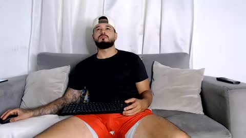 Snapshot of handsomen69 chatting on 07-10-26, 01:58 Handsomen online show from 07-10-26, 01:58