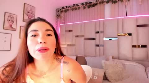 Snapshot of hanna_klover chatting on 02-25-26, 04:00 Hanna Klover online show from 02-25-26, 04:00