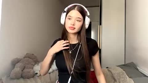 Snapshot of hannabuziak chatting on 07-19-26, 06:28 Eva online show from 07-19-26, 06:28