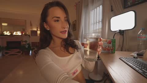 Snapshot of hannahjames710 chatting on 12-19-25, 03:30 Hannah James online show from 12-19-25, 03:30