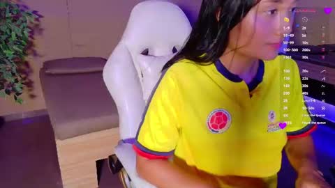 Snapshot of hannahmonttgomery chatting on 06-27-26, 04:23 hannahmonttgomery Help me reach 100 Hands up online show from 06-27-26, 04:23