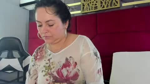 Snapshot of hanny_bliss chatting on 06-27-26, 12:22 Hanny online show from 06-27-26, 12:22