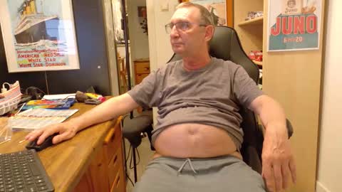 Snapshot of hansi63 chatting on 06-03-26, 10:26 charly online show from 06-03-26, 10:26