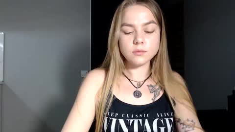 happy_fox_ online show from 04-14-26, 06:47