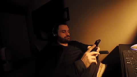 Snapshot of hardswtch chatting on 09-09-25, 01:38 Tom online show from 09-09-25, 01:38