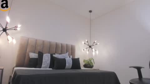 Snapshot of harryy_joness chatting on 12-15-24, 08:25 Harry Jones online show from 12-15-24, 08:25