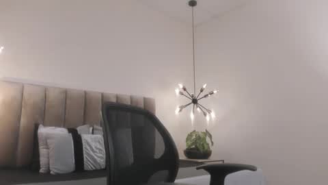 Snapshot of harryy_joness chatting on 02-18-25, 05:21 Harry Jones online show from 02-18-25, 05:21