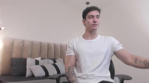 Snapshot of harryy_joness chatting on 02-21-25, 05:42 Harry Jones online show from 02-21-25, 05:42