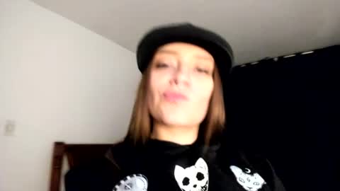 Snapshot of hat_girlx chatting on 06-25-26, 05:07 Nicole Dior online show from 06-25-26, 05:07