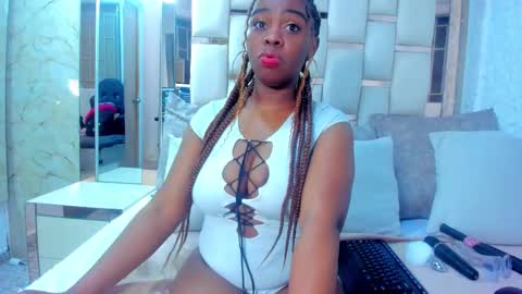 hazel_lanee online show from 11-03-25, 02:02
