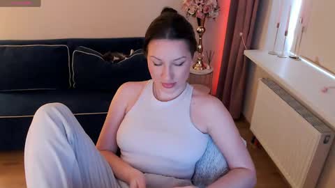 Snapshot of heaven_chloe chatting on 04-29-26, 01:26 Heaven girl online show from 04-29-26, 01:26