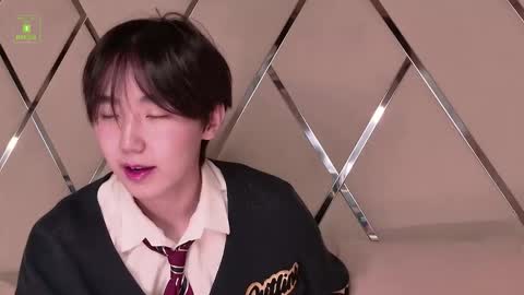 HEEJIN online show from 10-02-25, 04:19