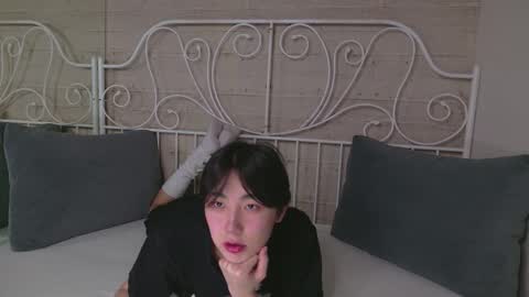 HEEJIN online show from 10-17-25, 08:33