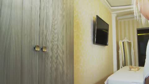 Snapshot of hefner_girl chatting on 07-13-26, 02:36 Helen online show from 07-13-26, 02:36