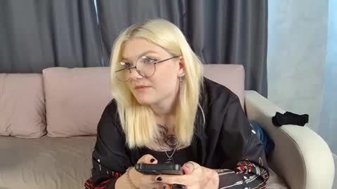 Snapshot of heidipierce chatting on 05-22-26, 10:54 Emma online show from 05-22-26, 10:54