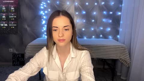 Snapshot of helen_bronce chatting on 12-25-24, 12:05 Alice DollySmile and Avelina online show from 12-25-24, 12:05