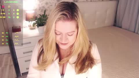 Snapshot of helenbonham chatting on 01-15-25, 05:19 Helena Bonham online show from 01-15-25, 05:19