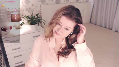 Snapshot of helenbonham chatting on 09-13-25, 04:45 Helena Bonham online show from 09-13-25, 04:45