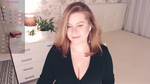 Snapshot of helenbonham chatting on 10-19-25, 04:57 Helena Bonham online show from 10-19-25, 04:57