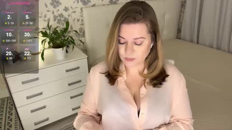 Snapshot of helenbonham chatting on 12-13-25, 09:53 Helena Bonham online show from 12-13-25, 09:53