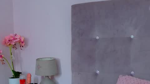 Snapshot of helenceccile chatting on 02-25-26, 06:01 Helen online show from 02-25-26, 06:01