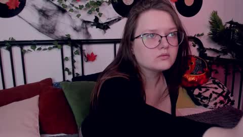 helendanvers online show from 11-04-25, 09:52