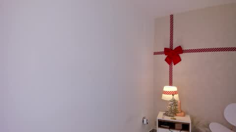 Snapshot of hellen_coy chatting on 12-18-24, 01:02 Julieta online show from 12-18-24, 01:02