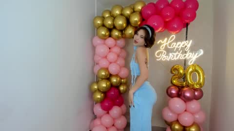 Snapshot of hellen_coy chatting on 12-30-24, 02:08 Julieta online show from 12-30-24, 02:08