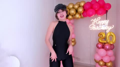 Snapshot of hellen_coy chatting on 12-31-24, 06:57 Julieta online show from 12-31-24, 06:57