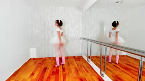 Snapshot of hellen_coy chatting on 01-12-25, 06:38 Julieta online show from 01-12-25, 06:38
