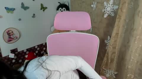 Snapshot of hellen_garcia chatting on 06-18-26, 04:35 Hellen online show from 06-18-26, 04:35