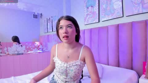 Snapshot of hellencute18_ chatting on 05-19-26, 06:14 online show from 05-19-26, 06:14