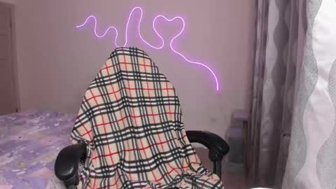 Snapshot of hello_kittykk chatting on 04-15-26, 06:04 Lisa online show from 04-15-26, 06:04