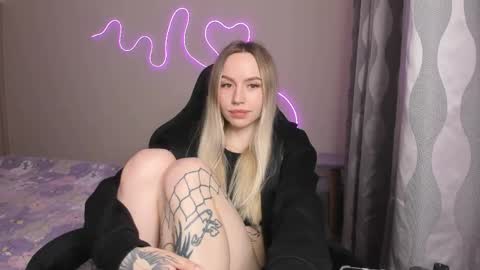 Snapshot of hello_kittykk chatting on 04-24-26, 06:54 Lisa online show from 04-24-26, 06:54