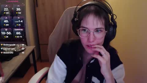 Snapshot of heraluna_ chatting on 12-14-24, 04:01 HeraLuna online show from 12-14-24, 04:01