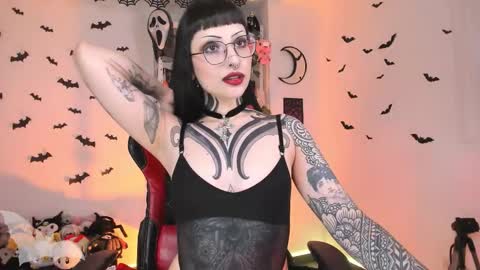 Snapshot of herinfernalmajesty chatting on 10-07-25, 02:20  Marie  online show from 10-07-25, 02:20