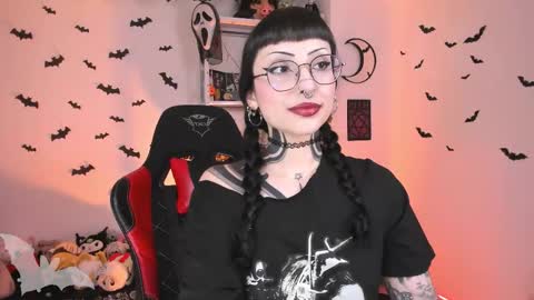 Snapshot of herinfernalmajesty chatting on 10-08-25, 03:15  Marie  online show from 10-08-25, 03:15