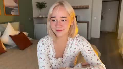 Snapshot of hey__lucy chatting on 06-26-26, 06:34 Lucy Nip slip shady online show from 06-26-26, 06:34
