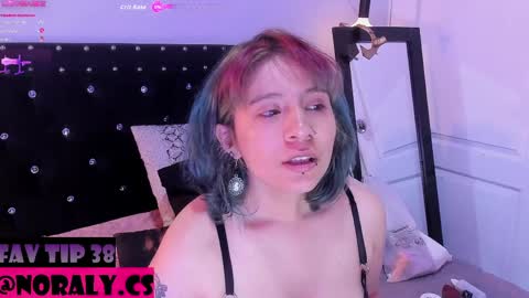 Snapshot of hey_noraly chatting on 04-21-26, 04:19 Noraly online show from 04-21-26, 04:19