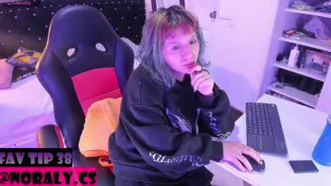 Snapshot of hey_noraly chatting on 05-31-26, 04:20 Noraly online show from 05-31-26, 04:20